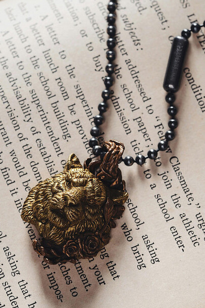 Expressões como "tempus fugit" lembram que o tempo escapa ao controle humano, apesar de todos os esforços de medi-lo e categorizá-lo