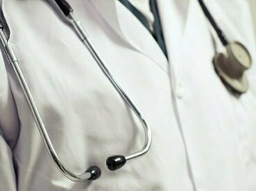 Células humanas normais podem se dividir entre 40 e 60 vezes antes de atingirem o estado de senescência celular, um estado em que elas param de se dividir, mas não morrem imediatamente