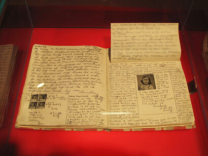 Páginas 92-93 del diario de Ana Frank original, expuesto en la Casa de Ana Frank, Ámsterdam, Países Bajos