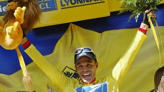 El ciclista colombiano Víctor Hugo Peña con el maillot amarillo del Tour de Francia