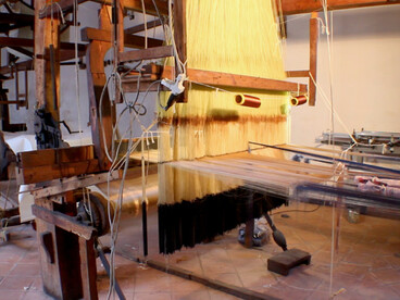 Foto del primo restauro dei telai, gentile concessione dell'Ing. Antonio Cesare Arena. Museo della Seta, San Leucio, Caserta, Italia