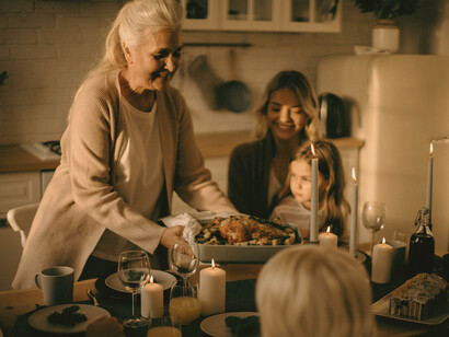 La nona llevando la comida a la mesa. Su comida es la más rica del mundo