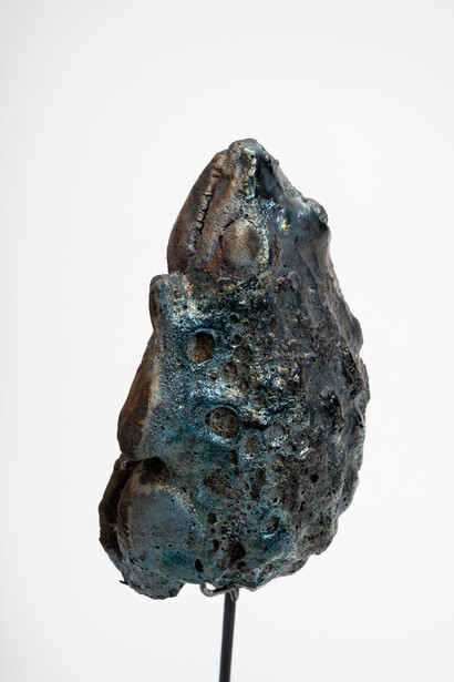 Candice Lin
Untitled, 2021
Raku fired ceramics
4 1/2 x 5 1/2 x 3 inches (12 x 14 x 8 cm)
Courtesy of the artist, François Ghebaly and Eli Klein Gallery © Candice Lin