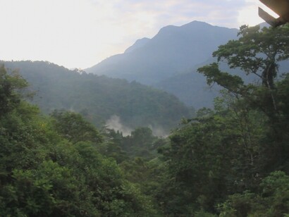 Ciudad Perdida (Teyuna) se encuentra en la Sierra Nevada de Santa Marta, una zona montañosa selvática cerca del mar Caribe, accesible solo a pie mediante una caminata de varios días (típicamente 4-5 días) desde puntos como El Mamey, trabajando con guías locales para llegar a este sitio arqueológico Tayrona, Colombia
