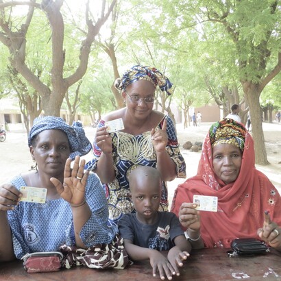 Des femmes montrent fièrement leur doigt de vote après avoir voté lors des élections présidentielles de 2013 au Mali