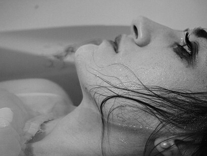 Mulher exausta na banheira. Há um vazio interno que grita, mas que você aprendeu a silenciar com o barulho do cuidado excessivo. E aí está o ponto mais delicado: enquanto continuar tentando se curar através dos outros, você continuará se perdendo. Porque nenhum amor que exige que você se abandone será capaz de te preencher de verdade