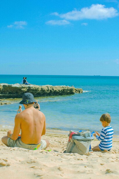 Reflexões sobre o aquecimento global emergem ao contemplar gaivotas e a areia quente