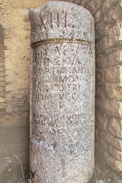  La Via Traiana ricalcava in parte antichi percorsi preesistenti, come il tratturo Minucio. Ciò dimostra come i Romani adattassero e migliorassero strade esistenti per ottimizzare il controllo delle loro vaste terre. Ceppo Miliario n. XXIII, Ponte delle Chianche, Buonalbergo, Benevento, Italia