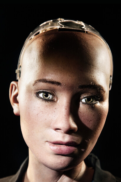 Sophia, robot humanoïde. Épuiser les possibilités en tant que besoins revient à se transformer en animal, en machine