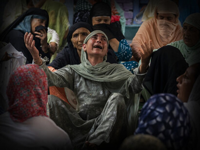 Familiares no identificados de un soldado del ejército indio que murió en un tiroteo con presuntos rebeldes lloran en su residencia en la Cachemira india, 5 de agosto de 2023