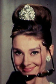 Audrey Hepburn no filme Breakfast at tiffany's. O colar de pérolas traz a elegância e o luxo, os óculos trazem o toque descolado e jovial. 
