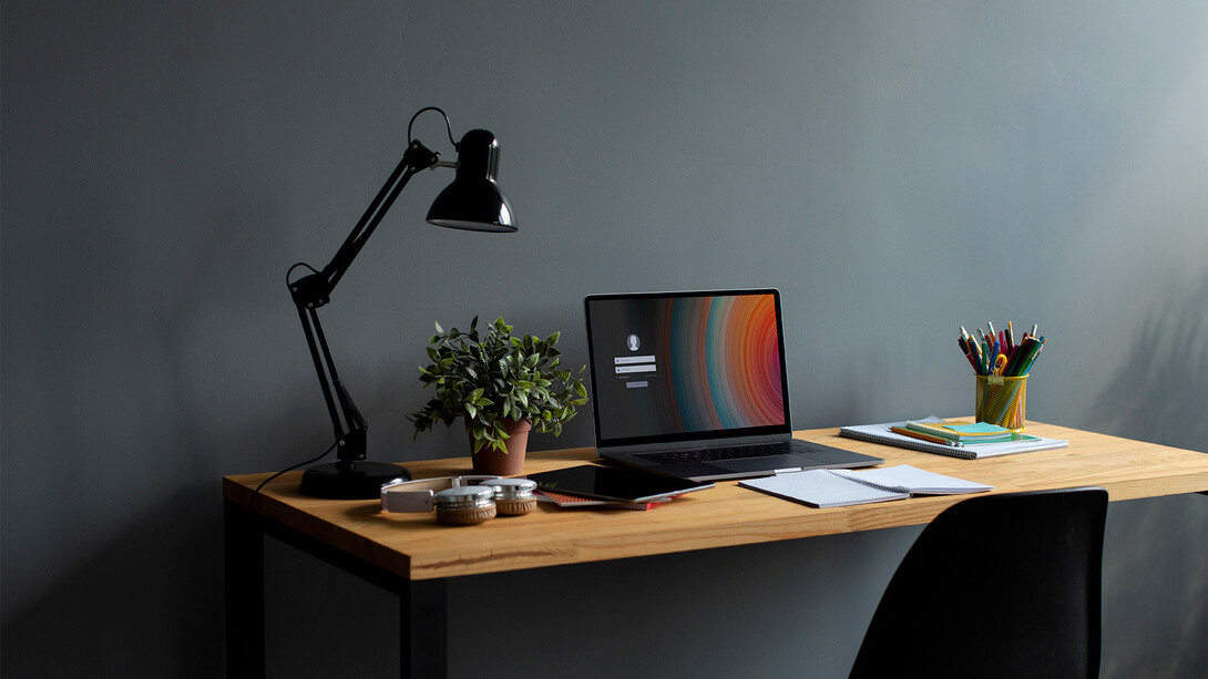 Um mesa de escritório equipada para fazer home office. Crie um espaço dedicado para o trabalho
