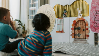 Show de marionetas. O miúdo que estava nas cadeiras batia palmas e gritava “Bravo! Bravo!”