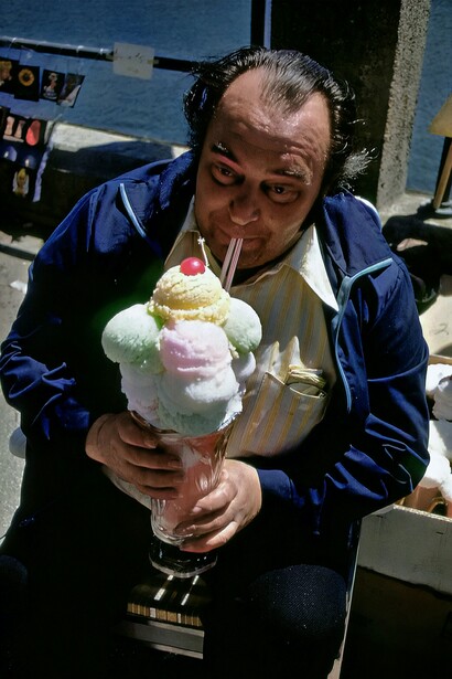 Uomo con una maxi coppa gelato: "...altri mammiferi manifestano l’ingordigia, così come degli uccelli e dei rettili, ma l’evoluzione di questo comportamento ha raggiunto l’apice con gli esseri umani"