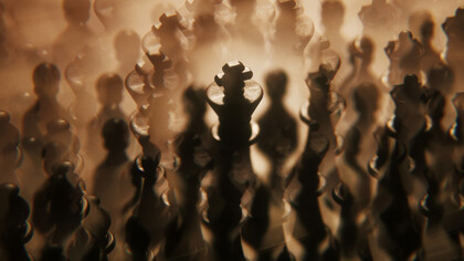 Sombras y superposición de la figura de un Rey de ajedrez