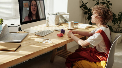 Bambino che segue una lezione virtuale: il mondo sta cambiando con l'utilizzo della tecnologia, allontanandoci dal contatto umano