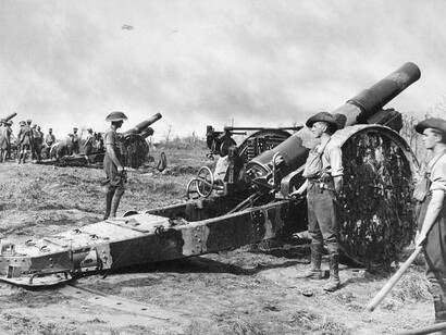 Fotografía de una batería de obuses de 8 pulgadas de la 54.ª batería de artillería de asedio australiana, frente occidental, 1917