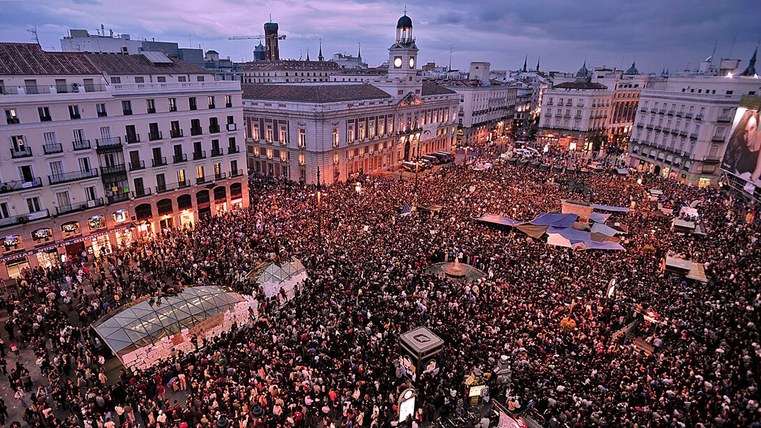 El 15 de mayo, en más de cincuenta ciudades, la sociedad civil española protestó contra los políticos