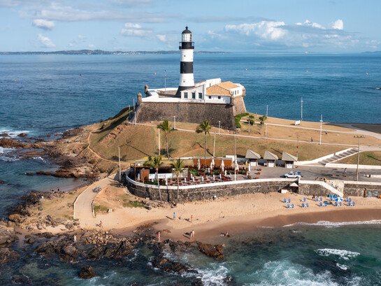 Forte de Santo Antônio da Barra, Salvador, Bahia, Brasil. Desde os primeiros anos da colonização, a construção de fortes foi uma resposta estratégica às ameaças externas e internas que o território brasileiro enfrentava. A presença de corsários e invasores europeus, aliada a conflitos com populações indígenas, exigiu a criação de estruturas defensivas robustas que garantissem a segurança dos colonos e a manutenção do domínio português