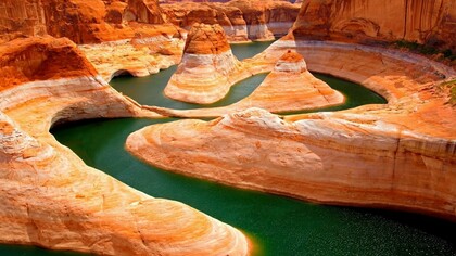Depósito natural de agua en el desierto