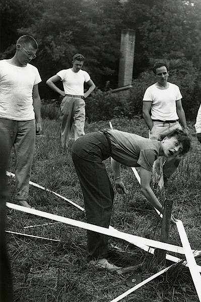 Elaine de Kooning (center), R. Buckminster Fuller, Ray Johnson, Albert Lanier, and others with the Supine Dome, 1948. Courtesy Western Regional Archives, State Archives of North Carolina, Asheville, NC.