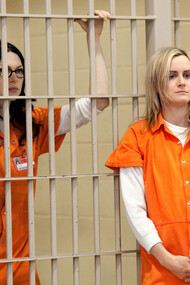 Las actrices Tylor Schilling (derecha) y Laura Prepon, protagonistas de «Orange is the New Black»