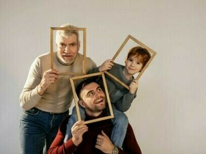 Pai, filho e neto. Participe de causas que você acredita: engajar-se em projetos sociais, ambientais ou comunitários ajuda a construir uma sociedade mais justa e sustentável