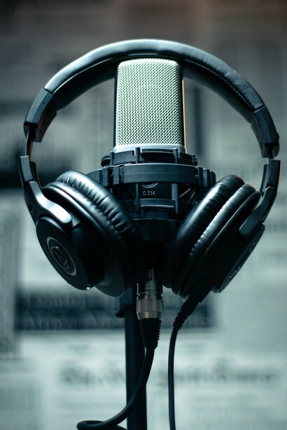 Trabalhei um ano nas organizações Jaime Câmara, jornal O Popular e também na rádio: operador de IBM, revisor e redator. Tinha 19 anos e ainda insistia no vestibular para Medicina