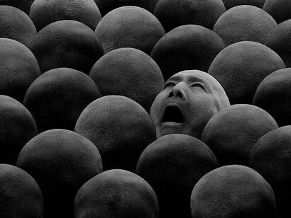 Un grito de desesperación en medio de una sociedad que camina hacia el abismo. Imagen de Misha Gordin