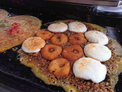 El idli y el vada son dos platos tradicionales  que se sirven juntos como desayuno. El idli es un pastelito de arroz y lentejas fermentado al vapor, mientras que el vada es un buñuelo frito crujiente de lentejas. Desayuno rico en micronutriente, sur de la India