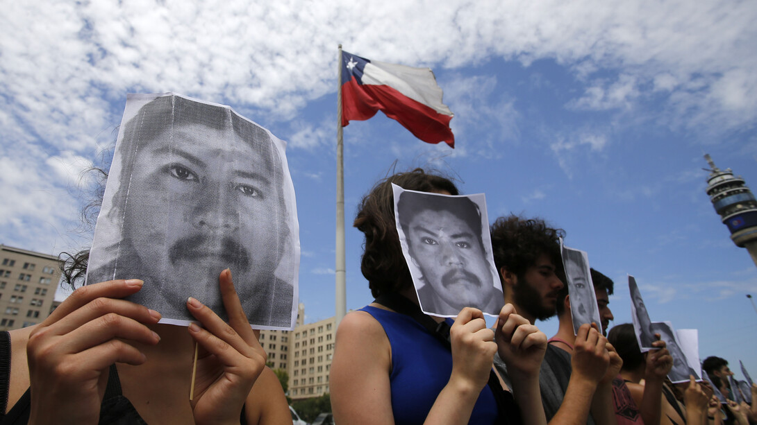 Manifestantes reclamando justicia tras el asesinato de Camilo Catrillanca frente al Palacio de la Moneda