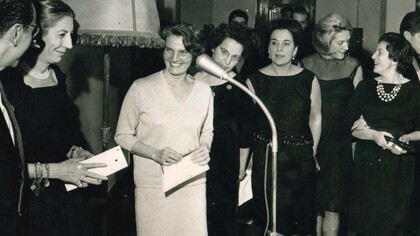 Carmen Laforet (en el centro, de blanco)