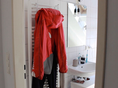 Zwischen pick up und drop off, video-still. Mit freundlicher genehmigung des Musa Museums