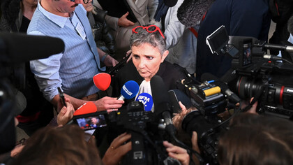 Baeatrice Zavarro, abogada defensora de Dominique Pelicot, el francés procesado por drogar a su esposa e invitar a extraños a violarla, argumentó que el pobre hombre: "tiene una personalidad dividida causada por el efecto de un trauma infantil", Avignon, Francia