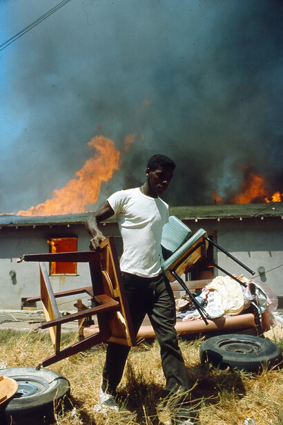 Co Rentmeester, Los Angeles uprisings, 1965. Courtesy of Foam © Co Rentmeester