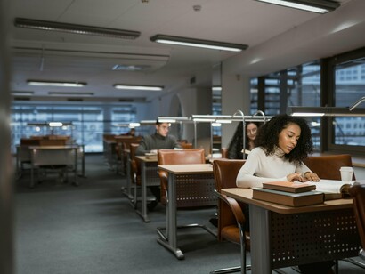 Além de garantir o acesso à educação formal, é necessário garantir um ensino que desenvolva a inteligência, o raciocínio analítico e a reflexão crítica, de modo que o homem possa formular e resolver problemas complexos, bem como interpretar situações e processar informações, tenha visão de conjunto e iniciativa, seja autônomo, flexível e político, capaz de aprender sobre outras culturas, sobre os avanços tecnológicos e sociais, bem como se adaptar às constantes mudanças nas atividades profissionais