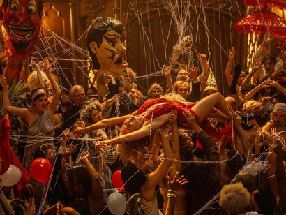 A scene from the movie Babylon that features Margot Robbie and also stars Brad Pitt