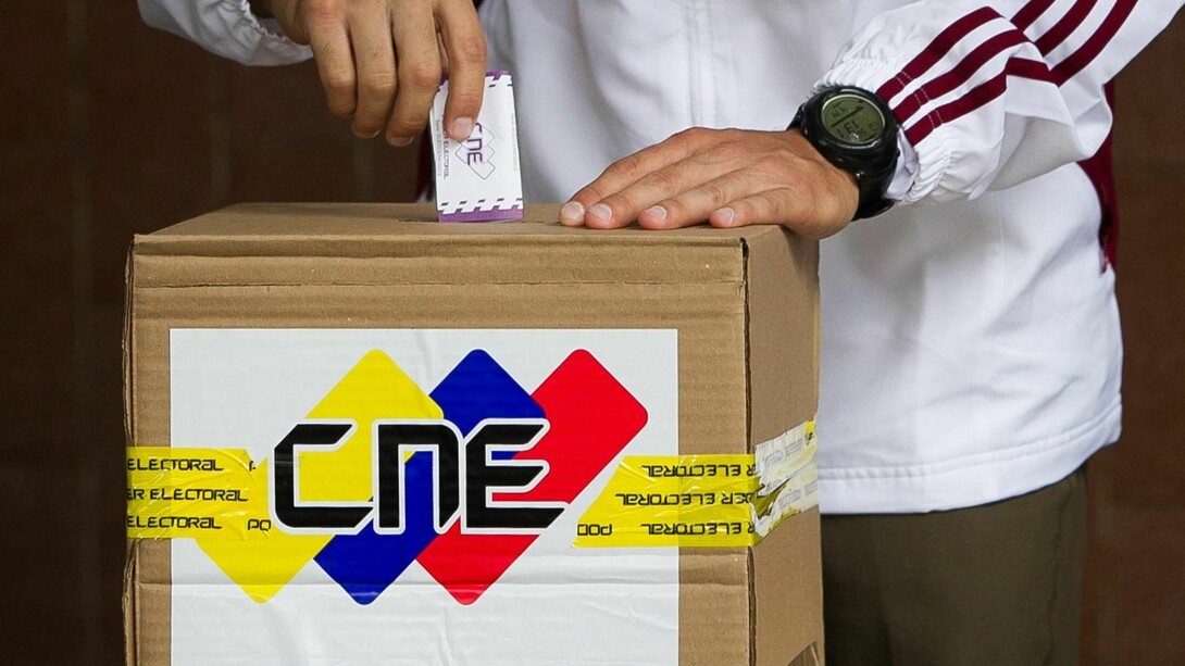 Un votante venezolano deposita su papeleta en la urna