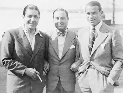Carlos Gardel con Josep Samitier y el fotógrafo deportivo español Aguirre en Barcelona, España entre 1928 y 1929