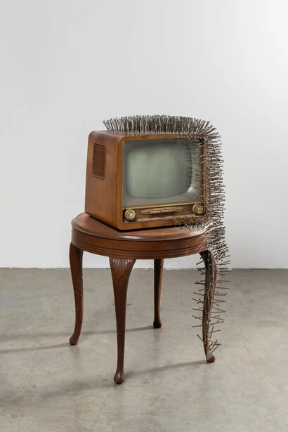 Günther Uecker, TV auf tisch (detail), 1963. Mit freundlicher genehmigung des Arp Museums 