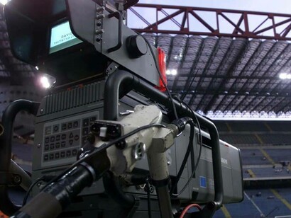 Una cámara en un estadio de fútbol