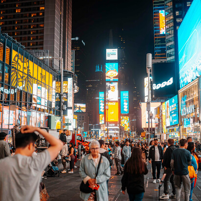 Times Square, NY, USA. Nas megaurbes é particularmente ruidoso o grito, sinistro o silêncio dos milhares em movimento contínuo