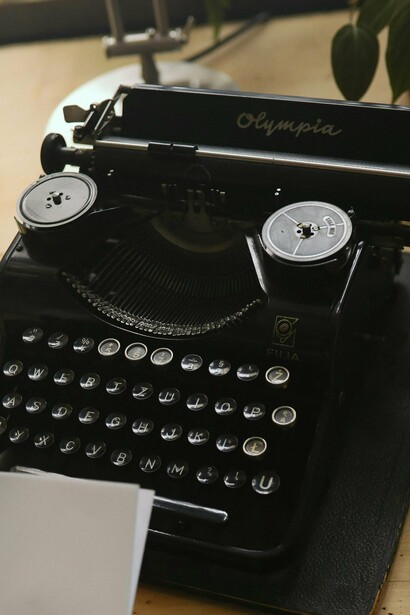 Em sua atividade, o autor empírico, entidade real, é o responsável pelas estratégias discursivas: escolha de um autor textual, do(s) narrador(es), gênero, tema, personagens etc.