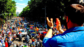 Darían mucha risa, si no dieran tanto miedo: todavía bajo el régimen de confinamiento más estricto a causa de la pandemia, la ultraderecha española organizó en mayo una manifestación para protestar contra el Gobierno