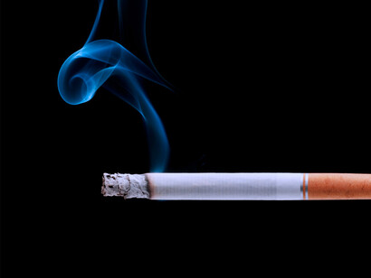 Cigarrillo encendido: dejar de fumar conlleva muchos beneficios para la salud