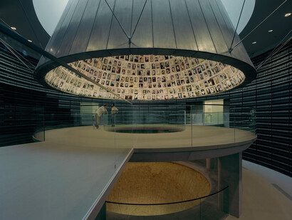 Yad Vashem, il cono con le foto delle vittime dell'Olocausto