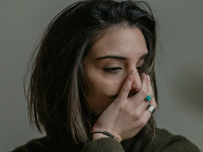 Mulher em sofrimento. Em termos de fatores de risco, a condição afeta predominantemente mulheres, sendo 80% a 90% dos pacientes diagnosticados do sexo feminino