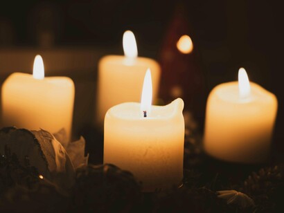 Tempo de rezar quietinho, mas longe do desespero e angústia habituais,  em todos os meses do ano. Uma reza diferente, leve, acolhedora na forma de um agradecimento, bem-estar e fé na vida, no homem, na natureza, no universo, em Deus, ou seja, lá no que cada um acredite



