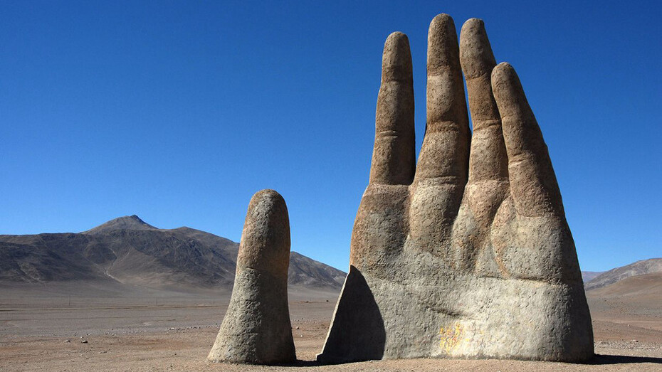 Escultura: *La mano del desierto*. El desierto de Atacama, a pesar de ser el desierto no polar más árido del planeta, alberga algunos de los lugares con mayor biodiversidad de toda América Latina, Chile