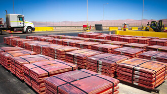 Cátodos de cobre preparados para ser transportados dentro de la cadena del proceso de exportación